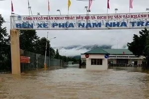 Nước ngập tại bến xe Nha Trang (ảnh: CTV)