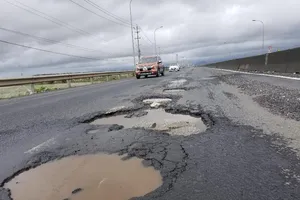 Ổ Voi trên quốc lộ 1 qua TX.Đông Hòa (ảnh: Công Nguyên)