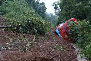 Đất đá sạt lở đè xe khách tại Bình Định