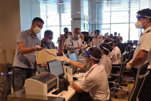 Máy bay chở đoàn khách quốc tế hạ cánh xuống sân bay quốc tế Cam Ranh (ảnh: Công Nguyên)