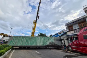 Container lật chắn ngang quốc lộ 1. Ảnh: Công Nguyên