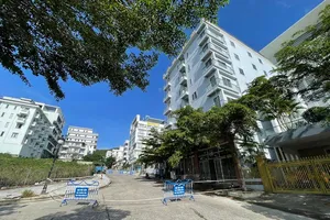 Lực lượng chức năng phong tỏa khu biệt thự để tiến hành cưỡng chế. Ảnh: Công Nguyên 