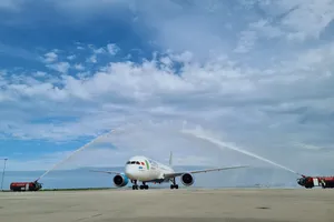 Chuyến bay chở 43 du khách quốc tịch Mỹ, Canada có hộ chiếu vaccine đến tỉnh Khánh Hòa vào tháng 11-2021. Ảnh: Công Nguyên