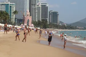 Khách du lịch trên bãi biển Nha Trang. Ảnh: Công Nguyên