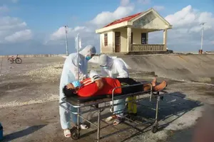 Bệnh xá đảo Song Tử Tây tiếp nhận, cấp cứu kịp thời ngư dân gặp tai nạn trên biển. Ảnh: CTV ​