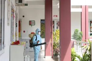 Phun khử khuẩn tại trường học ở Khánh Hòa để chuẩn bị cho học sinh đi học trực tiếp. ảnh: CTV ​