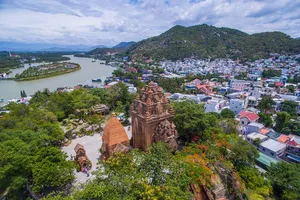 Khách du lịch tại bãi biển Nha Trang. Ảnh: CTV