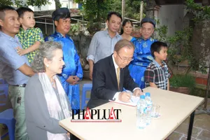 Chùm ảnh độc quyền: Ông Ban Ki - Moon làm gì tại nhà thờ họ Phan Huy?