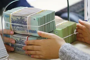 Lãi suất tăng, người dân gửi mạnh tiền vào ngân hàng