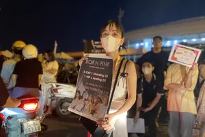 Tối muộn, "phe vé" BlackPink vẫn miệt mài giảm giá cắt lỗ