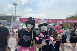 Bất chấp thời tiết nắng nóng, fan Blackpink xếp hàng chờ xem concert