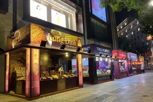 La liệt bánh Trung thu giảm giá, khách vẫn 'ngó lơ'