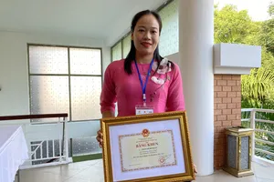 Trao bằng khen và tuyên dương 200 nhà giáo, cán bộ tiêu biểu năm 2023