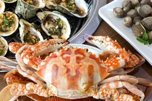 Nhóm khách nhét 10kg hải sản vào ba lô sau khi ăn buffet tại Hà Nội bị phạt