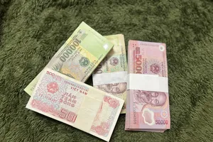 Tiền mới khan hiếm, đổi tiền mệnh giá nhỏ khó khăn