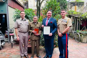 Đại sứ Mỹ Marc Knapper trao trả nhật ký cho cựu chiến binh Việt Nam