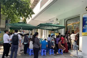 Hà Nội: Dân xếp hàng chờ mua vàng miếng SJC, thời gian giao dịch lâu