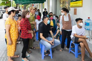 Ngày thứ 2 bán vàng miếng SJC ở Hà Nội: Khách phải chờ