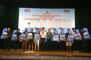 Toàn cảnh chương trình 'Cùng ngư dân thắp sáng đèn trên biển' tại Thái Bình