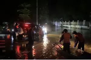 Xuyên đêm cứu người dân bị ngập trong lũ dữ ở Lào Cai