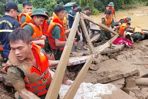 Tư lệnh Quân khu 2 trực tiếp chỉ huy công tác tìm kiếm người mất tích ở thôn Làng Nủ