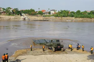 Quân đội chuẩn bị những bước cuối cùng thiết lập cầu phao Phong Châu