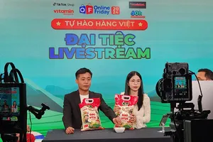 Hằng Du Mục, Quang Linh Vlog livestream bán gạo tại Ngày mua sắm trực tuyến Việt Nam
