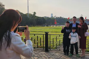 Trời Hà Nội hửng nắng, nhiều người nô nức ra đường du xuân