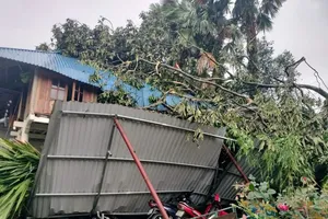 Bình Dương: Mưa lớn gây ngập nhiều tuyến đường, 1 người dân mất tích nghi do nước cuốn