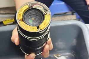 Giấu gần gần 2kg vàng trong ống kính máy ảnh khi nhập cảnh