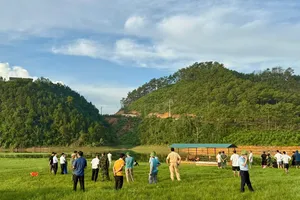 Đi ô tô vào lòng hồ cạn, hai người tử vong tại Quảng Ninh