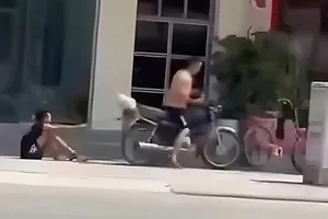 Tạm giữ hình sự ông bố buộc xích, kéo lê con trên đường 