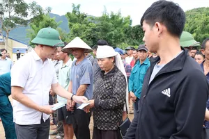 Phó Thủ tướng Lê Thành Long thăm hỏi người dân bị ảnh hưởng mưa lũ tại Sơn La