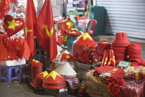 Sắc đỏ ngập tràn phố phường Hà Nội: Từ những món quà nhỏ tới niềm tự hào trong tim