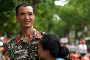 Khoảnh khắc hội ngộ xúc động giữa chiến sĩ và mẹ trong buổi tổng hợp luyện