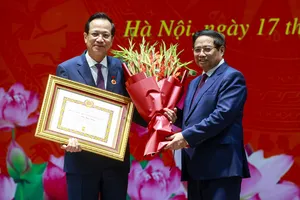 Bộ trưởng Dân tộc và Tôn giáo Đào Ngọc Dung nhận Huy hiệu 40 năm tuổi Đảng