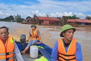 Tình người giữa mùa lũ