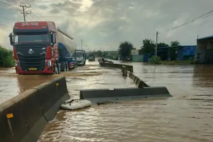 Mưa lớn gây ngập sâu, sạt lở trên nhiều tuyến quốc lộ và cao tốc khu vực phía Nam