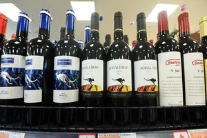 Những chai rượu vang Úc được bày bán ở một siêu thị tại tỉnh Chiết Giang, Trung Quốc. Ảnh: VCG