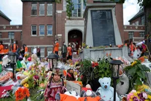 Khu tưởng niệm người đã khuất tại trường nội trú Kamloops Indian. Ảnh: REUTERS