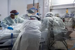 Các bác sĩ đang chăm sóc bệnh nhân COVID-19 ở một bệnh viện tại bang California. 