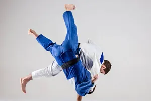 Thế võ vật người ở môn Judo. Ảnh: AMAKELLA PUBLISHING