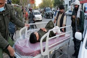 Một người bị thương trong vụ đánh bom tại bệnh viện quân sự lớn nhất Afghanistan. Ảnh: REUTERS