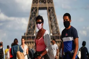 Người dân Pháp đeo khẩu trang tại quảng trường Trocadero, Paris hồi tháng 8-2020. Ảnh: REUTERS