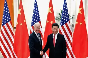 Ông Biden (trái) và ông Tập gặp nhau ở Bắc Kinh tháng 12-2013. Ảnh: REUTERS