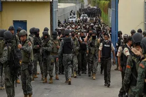 Cảnh sát dẫn tù nhân đi ra khỏi nhà tù vào ngày 2-10-2021. Ảnh: REUTERS