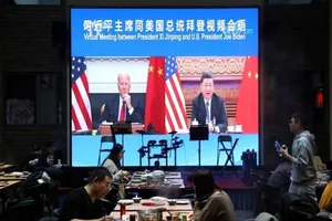 Hình ảnh cuộc họp giữa ông Biden và ông Tập được chiếu tại một nhà hàng ở Bắc Kinh.