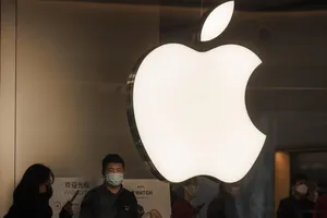 Dòng người đứng trước cửa hàng Apple tại Thượng Hải, Trung Quốc tháng 11-2021. Ảnh: EPA