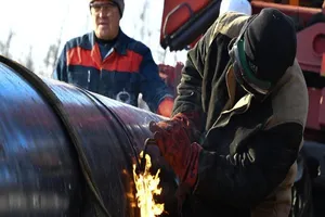 Người thợ hàn đang sửa chữa đường ống Friendship ở làng Romanovka, cách thủ đô Minsk 230km.