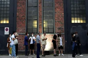 Người dân xếp hàng chờ tiêm vaccine ở Berlin. Ảnh: REUTERS